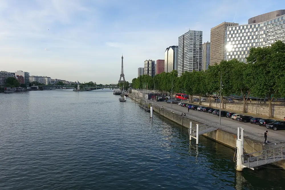セーヌ川越しに望むエッフェル塔