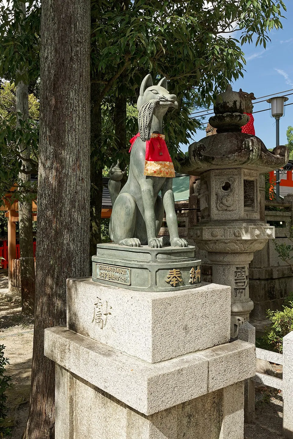 A fox statue at Fushimi Inari