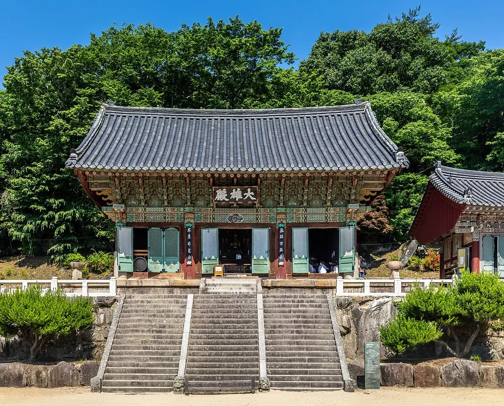 梵魚寺の本堂へ続く石段
