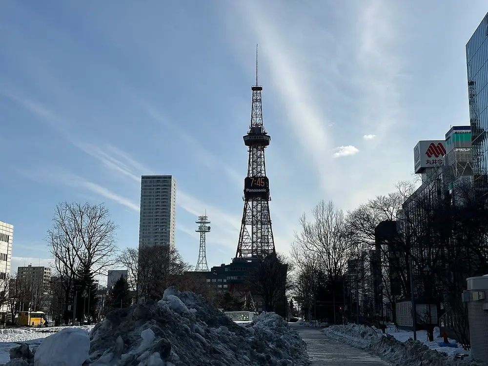 雪の残る大通公園とさっぽろテレビ塔