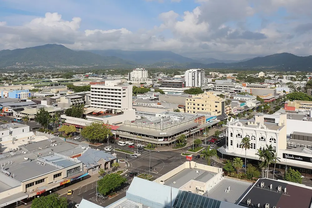 ケアンズの街並みと山