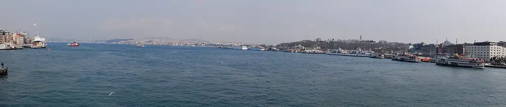 ガラタ橋から眺める金角湾