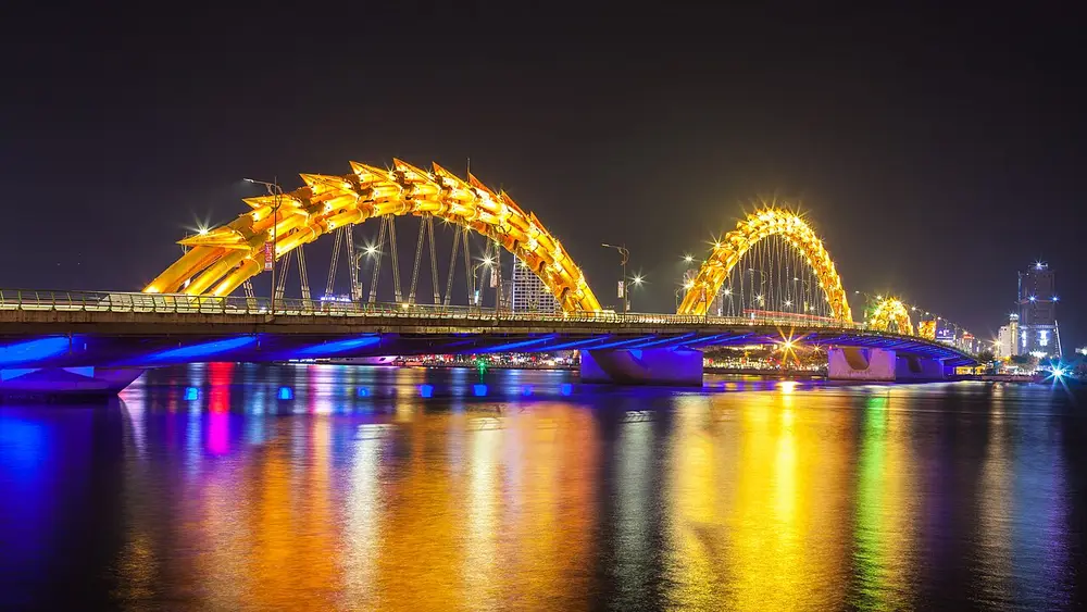 夜にライトアップされたダナンのドラゴン橋