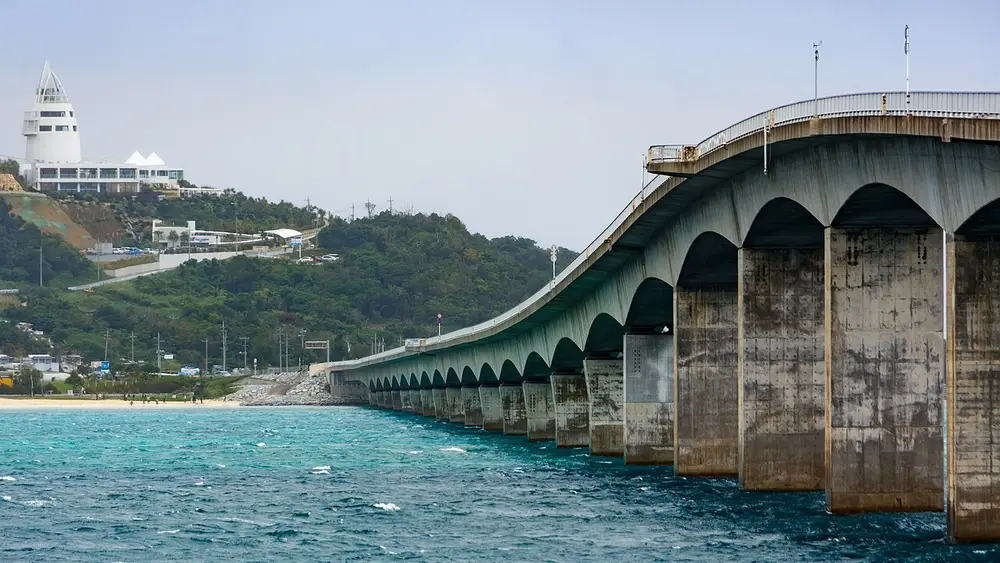 海の上を渡る古宇利大橋