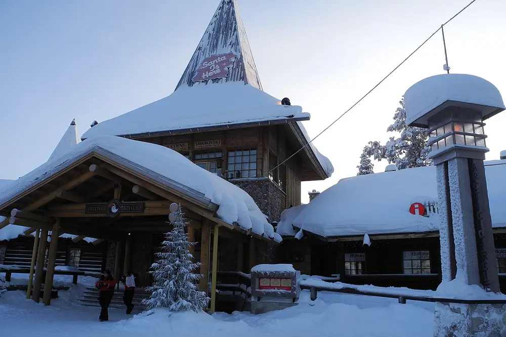雪に覆われたロヴァニエミのサンタクロース村