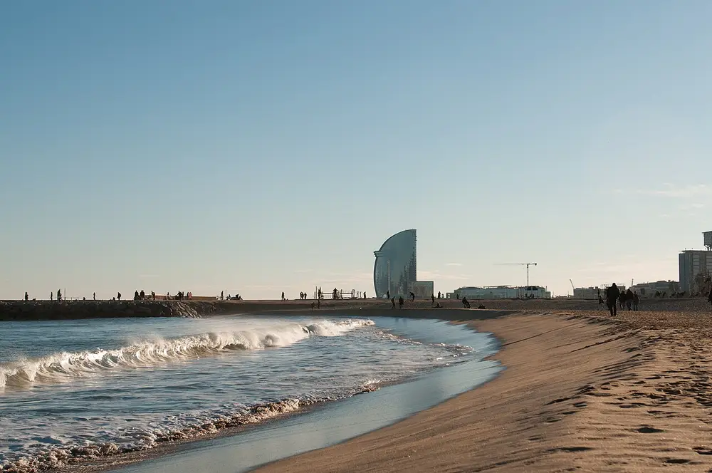 バルセロナの砂浜に寄せる波
