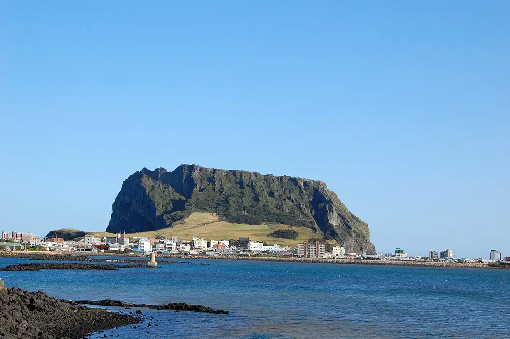 海越しに見る城山日出峰