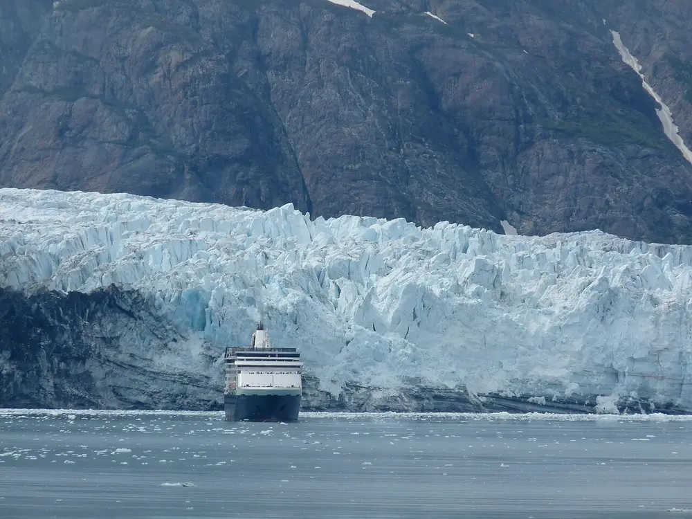 Reference view of a ship and mountains in Glacier Bay