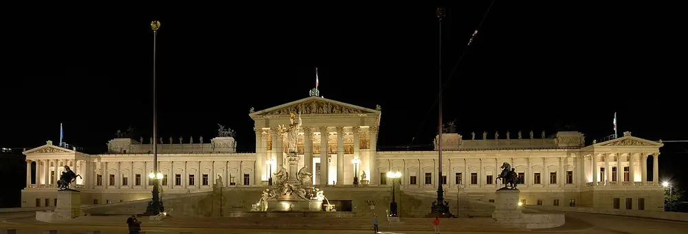 夜のオーストリア国会議事堂