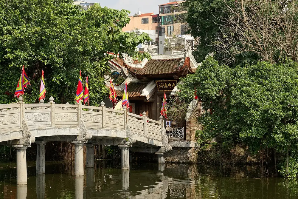ハノイのトゥイチュンティエン寺と橋