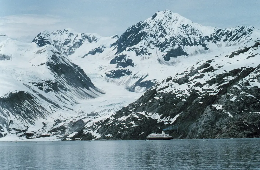 Reference view of a cruise ship in Glacier Bay